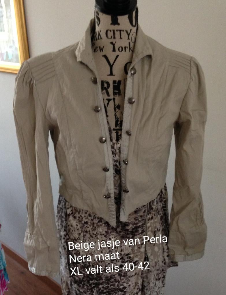 Beige jasje van Perla Nera maat XL (40-42), Kleding | Dames, Jasjes, Kostuums en Pakken, Zo goed als nieuw, Jasje, Maat 38/40 (M)