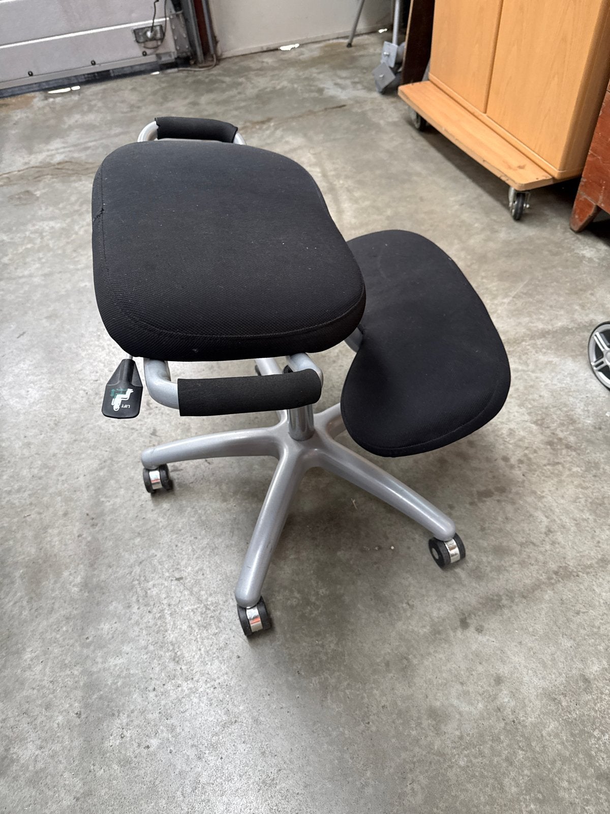 Gebruikte ergonomische kniestoel - Zwart, Ophalen, Gebruikt, Zwart, Bureaustoel