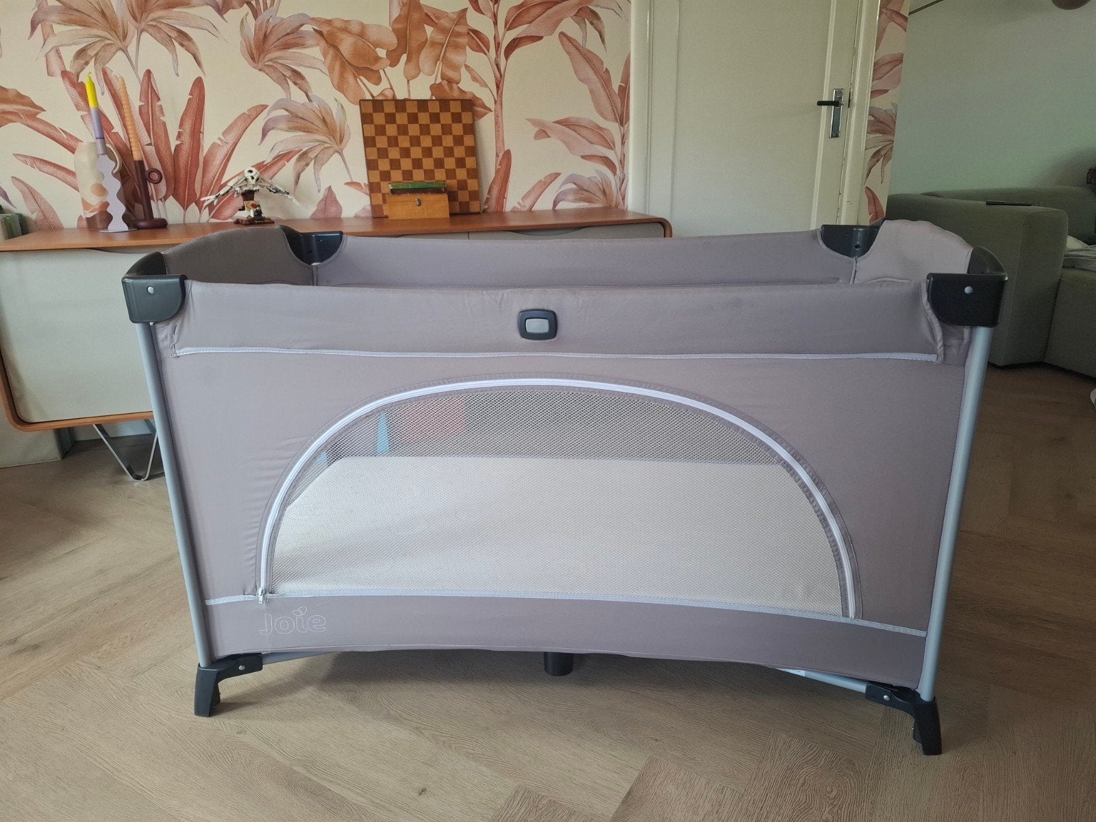 Grijs campingbed/reisbedje van joie + ledikantmatras, Ophalen, Reisbedje