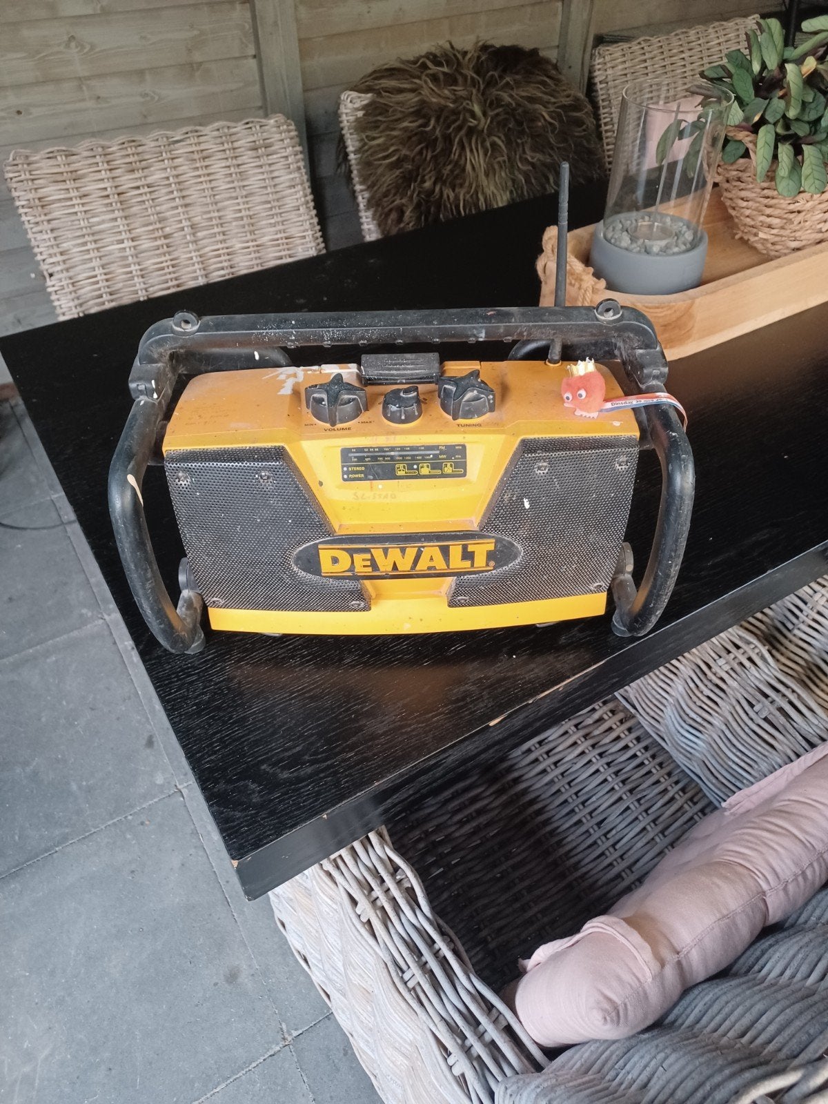 Robuuste DeWalt bouwradio DW911 - Ideaal voor de werkplaats, Audio, Tv en Foto, Radio's, Ophalen