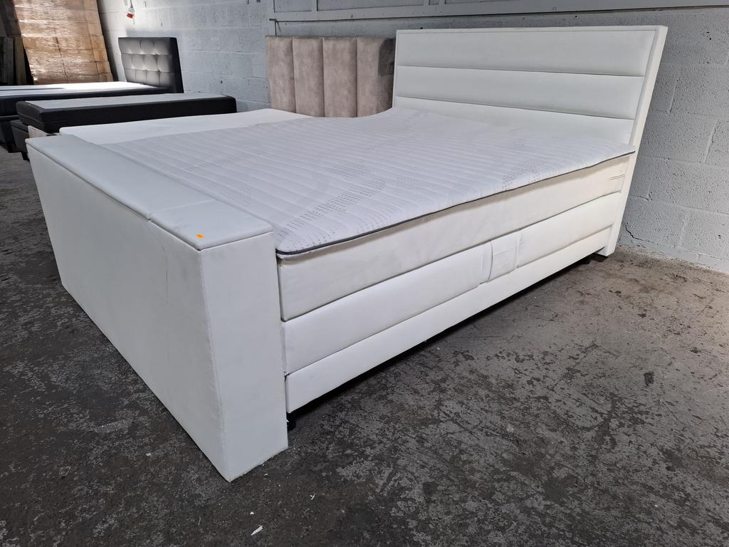 Elektrisch boxbed 180x220 met TV-lift | Kunstleer | Wit, Verstelbaar, Wit, Tweepersoons, Ophalen of Verzenden