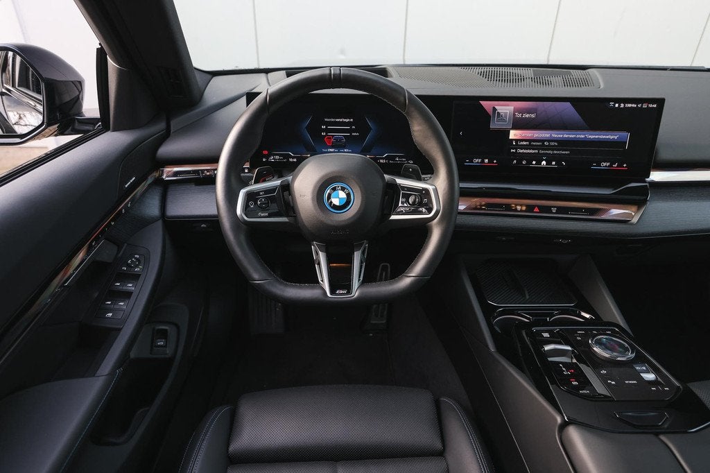 BMW 5 Serie Touring 550e xDrive M Sport Automaat / Panoramad, Auto's, BMW, 12 maanden, Gebruikt, Zwart, Zwart