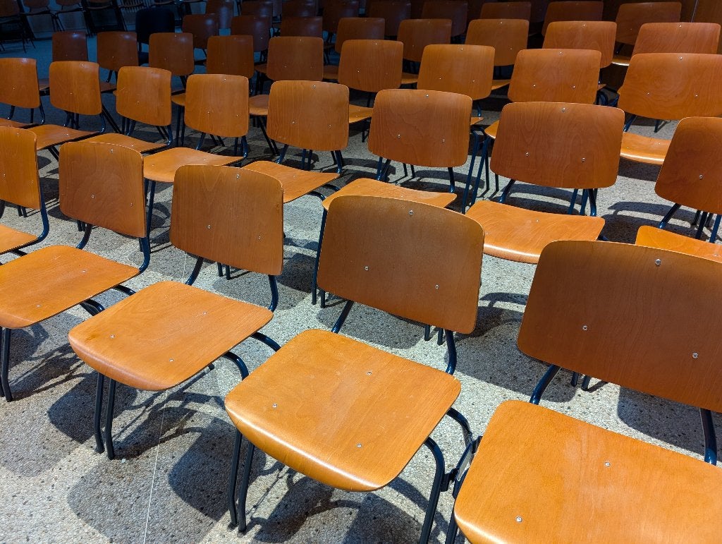 te koop 200 - 225 koppelbare kerkstoelen (aangepaste tekst), Antiek en Kunst, Antiek | Meubels | Stoelen en Banken, Ophalen
