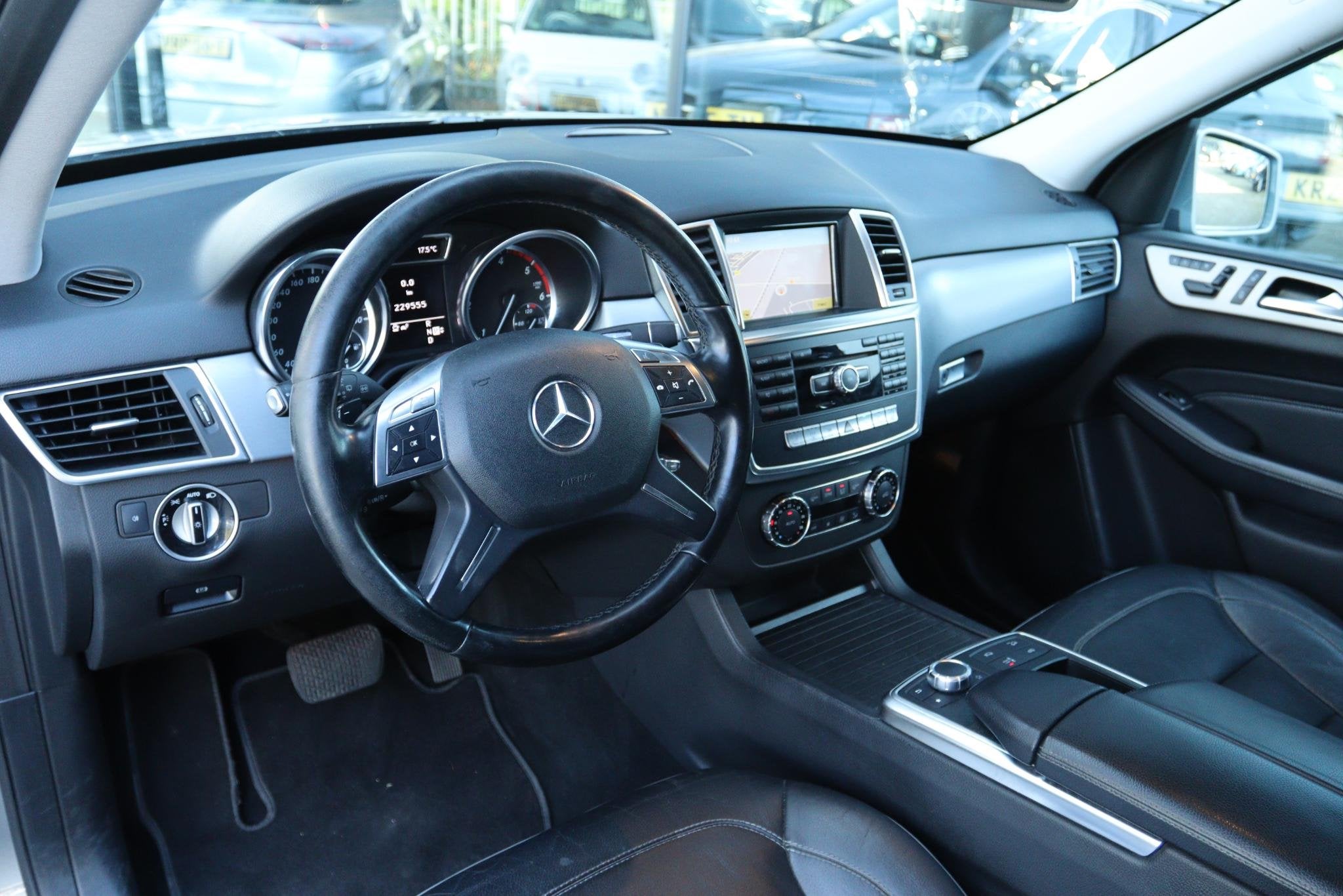 MERCEDES-BENZ ML 350 BLUETEC 4MATIC 3.0 V6 GRIJS KENTEKEN |, Auto's, Automaat, Stof, Gebruikt, Euro 6