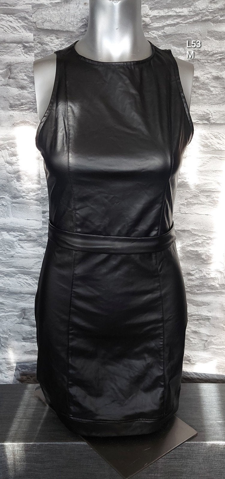 Kinky Zwart wetlook jurkje met ceintuur, Maat 38/40 (M), Zwart, Ophalen of Verzenden, Boven de knie