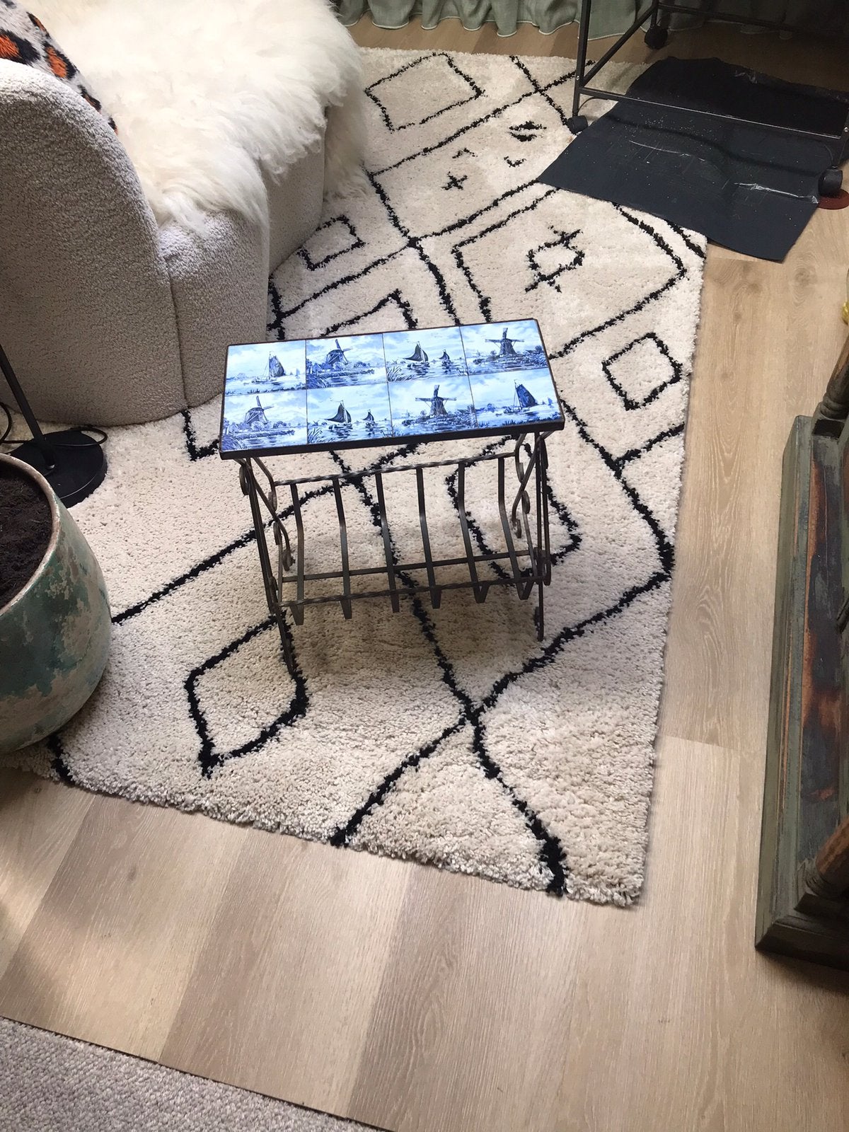 Mooi VINTAGE jaren 70 smeedijzeren bijzettafel DELFS BLAUW, Huis en Inrichting, Minder dan 45 cm, Minder dan 55 cm, Mooie Vintage jaren 70 smeedijzer/DELFS BLAUW bijzettafel