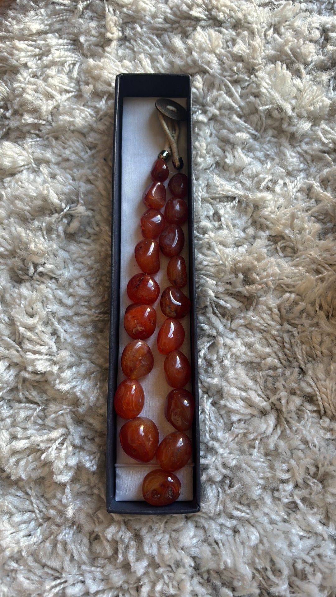 Vintage carneool ketting met munt uit 1936, Ophalen of Verzenden, Zo goed als nieuw, Rood, Overige materialen