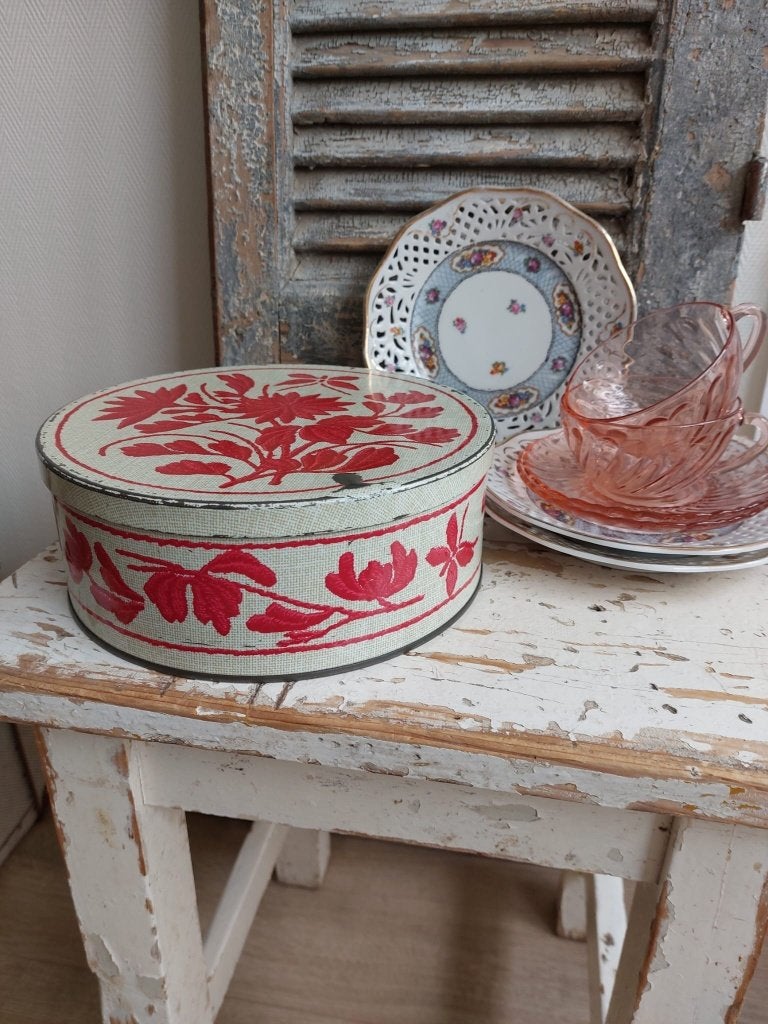 Oud blik / koektrommel met "geborduurde" bloemen, Ophalen of Verzenden