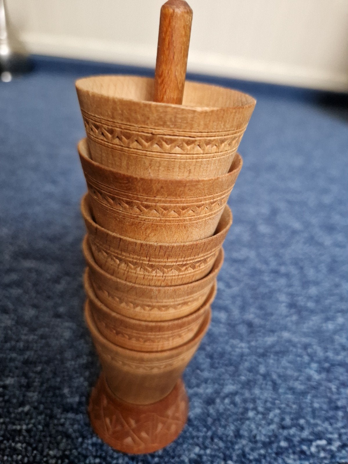 Vintage houten stapelbekers met houder 16 cm hoog,diameter 4, Ophalen