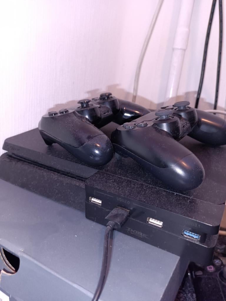 PlayStation 4 met 2 controllers 400gb, Spelcomputers en Games, Spelcomputers | Sony PlayStation 4, Ophalen of Verzenden, Gebruikt
