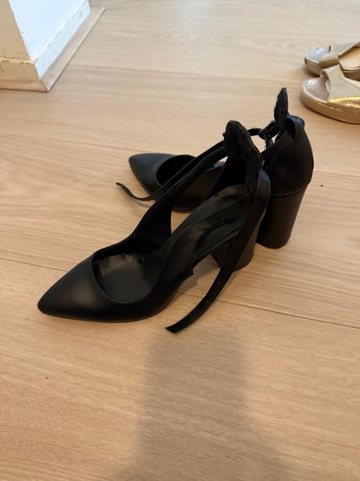 Zwarte pumps met enkelbandjes, Ophalen of Verzenden, Zo goed als nieuw, Zwart, Pumps