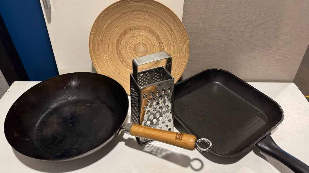 Keukenset: koekenpan, grillpan, kaasrasp en houten schaal, Ophalen of Verzenden, Gebruikt