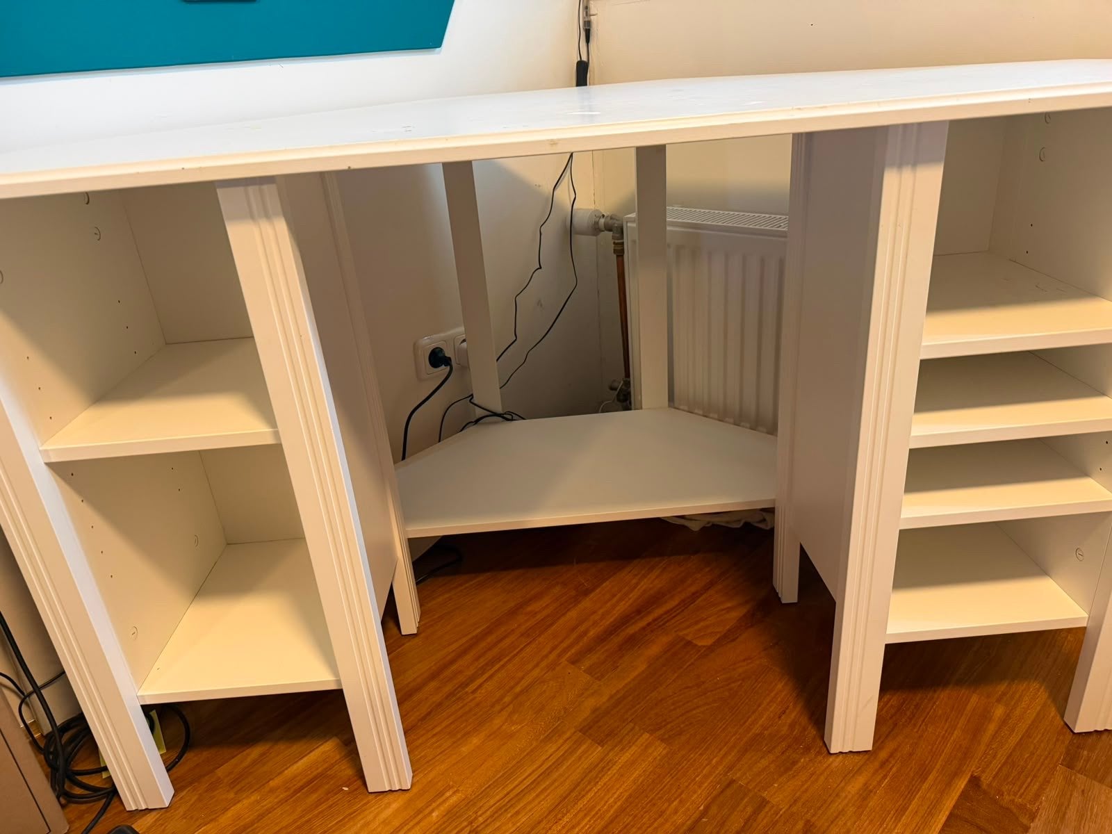 IKEA Brusali Hoekbureau - Lichte schade aan bureaublad, Huis en Inrichting, Bureaus, Ophalen, Opbergruimte, Gebruikt, Spaanplaat of MDF