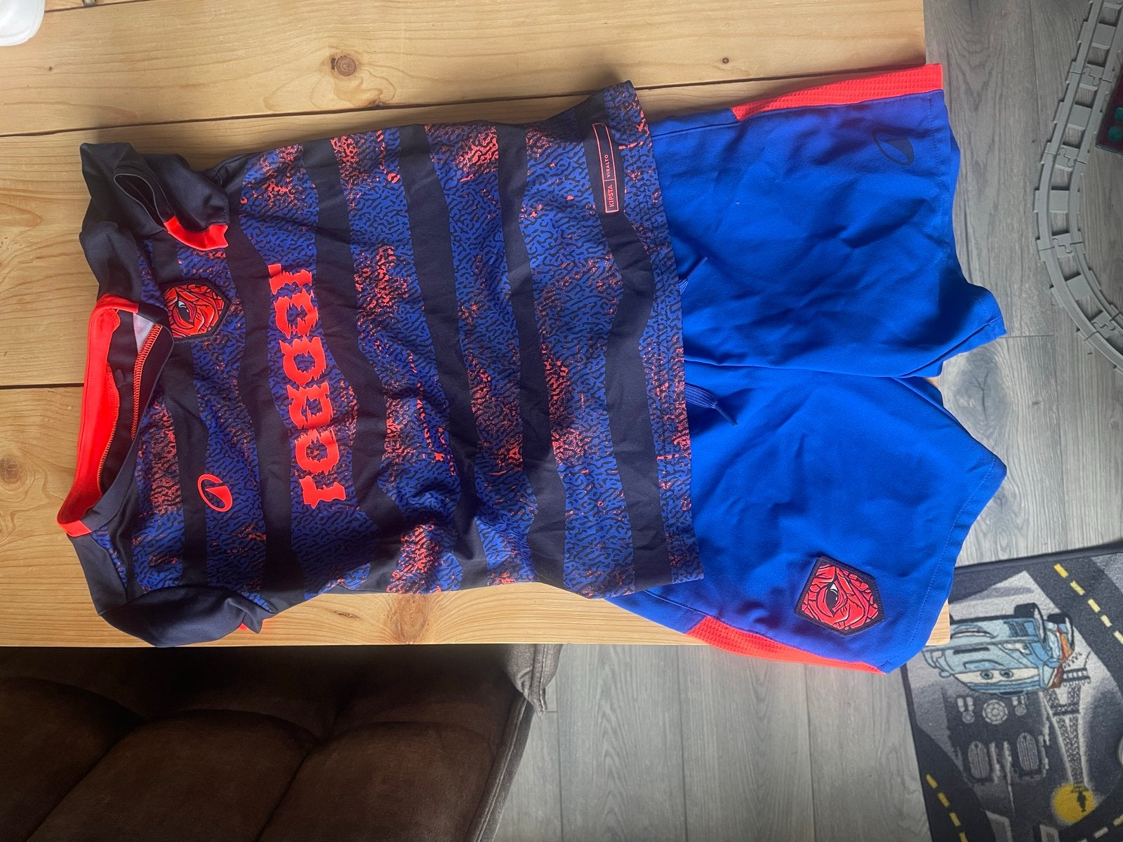 Voetbaltenue voor kinderen - shirt en broekje, Kinderen en Baby's, Kinderkleding | Maat 128, Ophalen of Verzenden, Jongen of Meisje