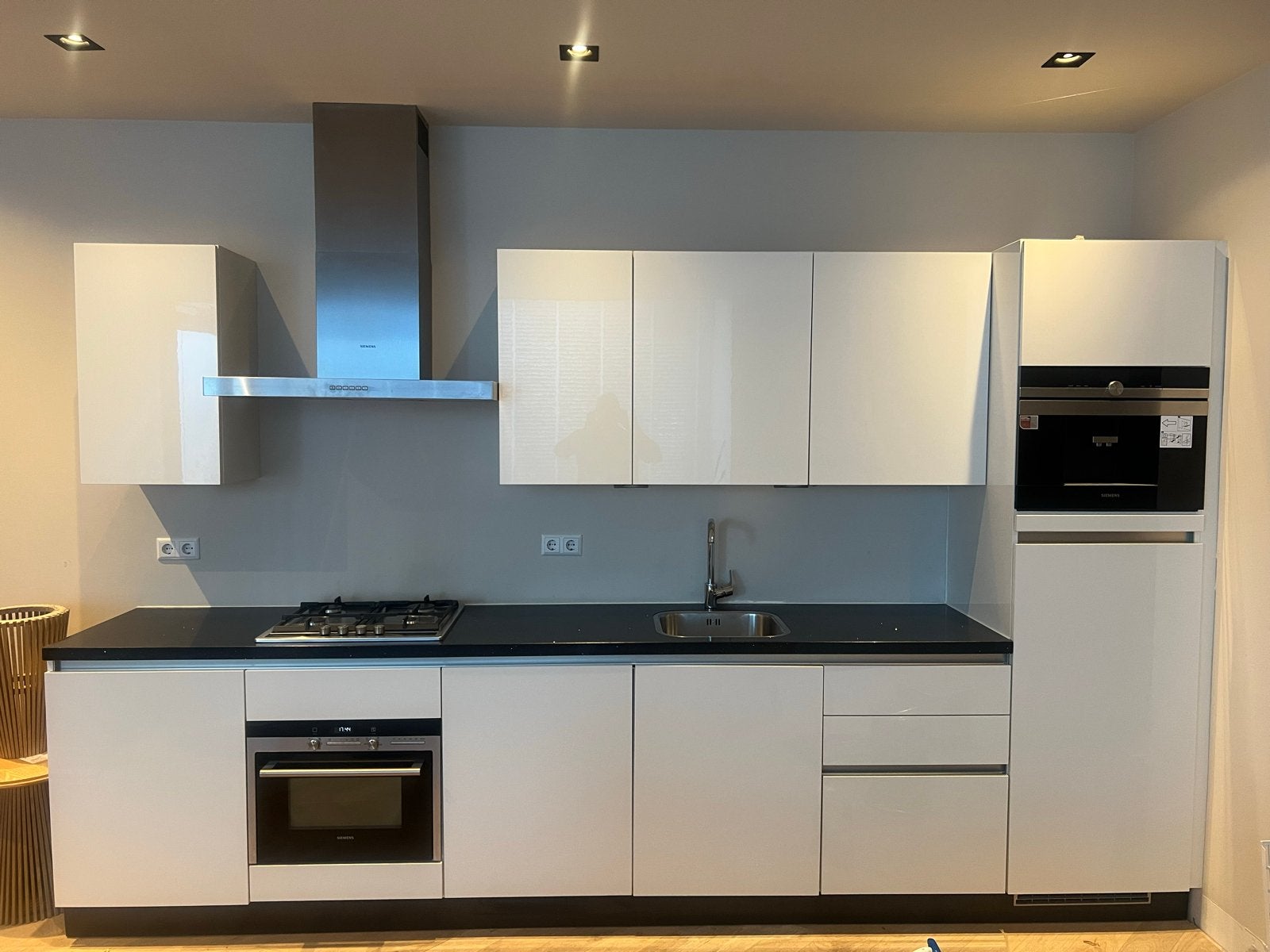 Moderne witte hoogglans keuken met Siemens apparatuur, Huis en Inrichting, Keuken | Complete keukens, Ophalen, Wit, Graniet of Steen