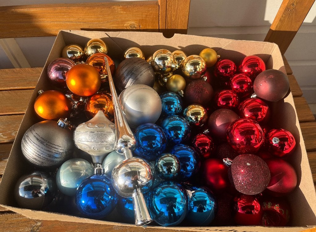 +/- 100 kunststof piek + kerstballen rood goud zilver oranje, Ophalen of Verzenden