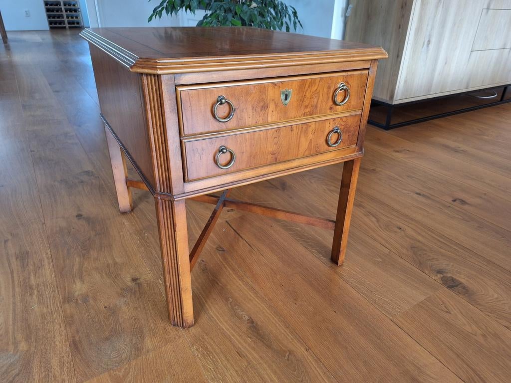 Twee klassieke kersenhouten bijzettafel, Huis en Inrichting, Gebruikt, 50 tot 100 cm, Ophalen of Verzenden, 25 tot 50 cm