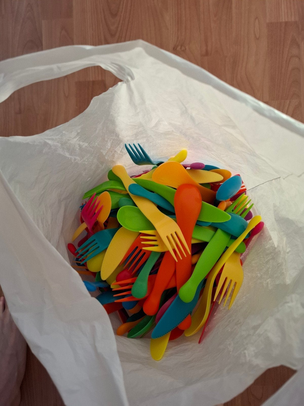 Grote tas vol kleurrijk plastic bestek, Kunststof, Gebruikt, Ophalen of Verzenden, Los bestek