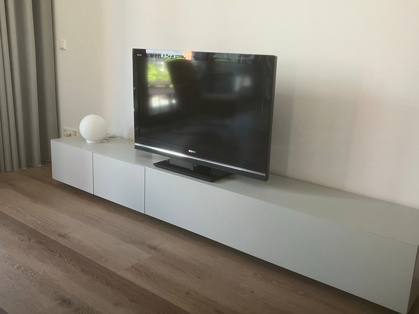 Modern tv-meubel, lichtgrijs, 250 cm breed, Huis en Inrichting, Kasten | Televisiemeubels, Ophalen, Gebruikt, 200 cm of meer, Minder dan 100 cm