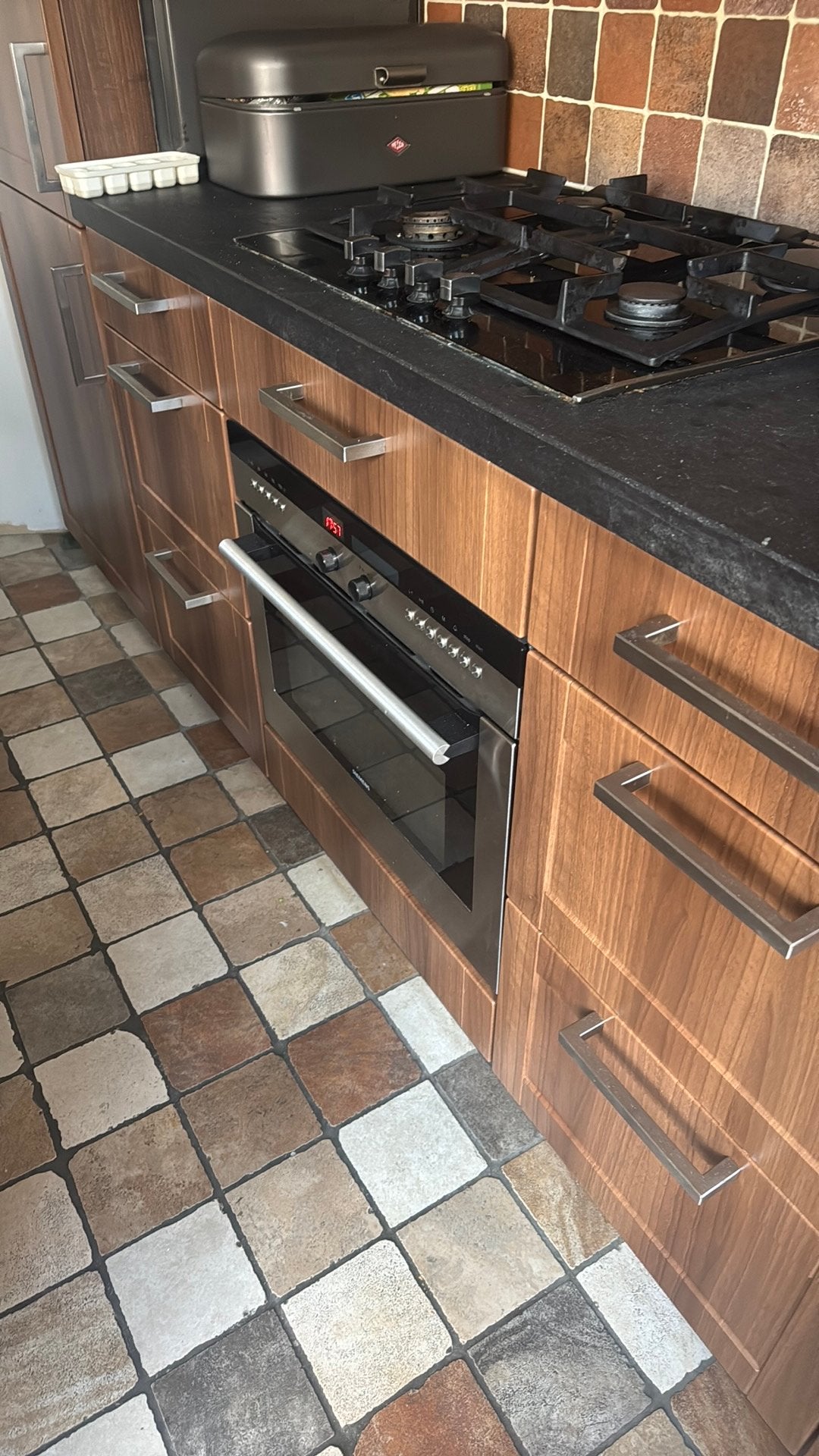 Foto 6 van Moderne keuken met kookeiland en inbouwapparatuur