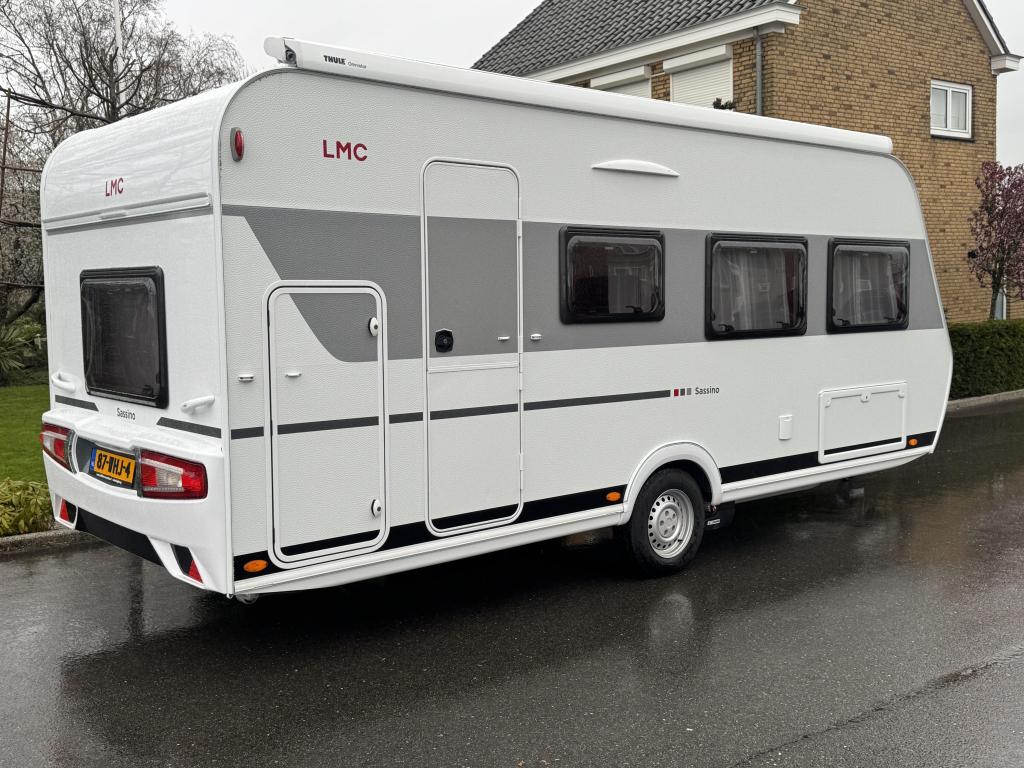 LMC Sassino 470 K verkocht, Caravans en Kamperen, Caravans, Dwarsbed, Bedrijf, 5 tot 6 meter, Schokbreker
