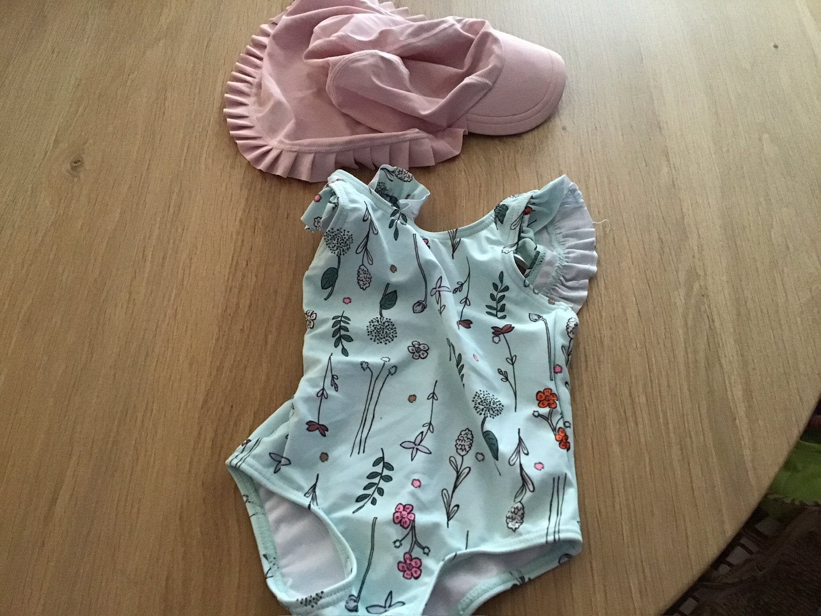 Roze pet met nekflap en badpak, Kinderen en Baby's, Babykleding | Baby-zwemkleding, Ophalen of Verzenden, Zo goed als nieuw, Meisje