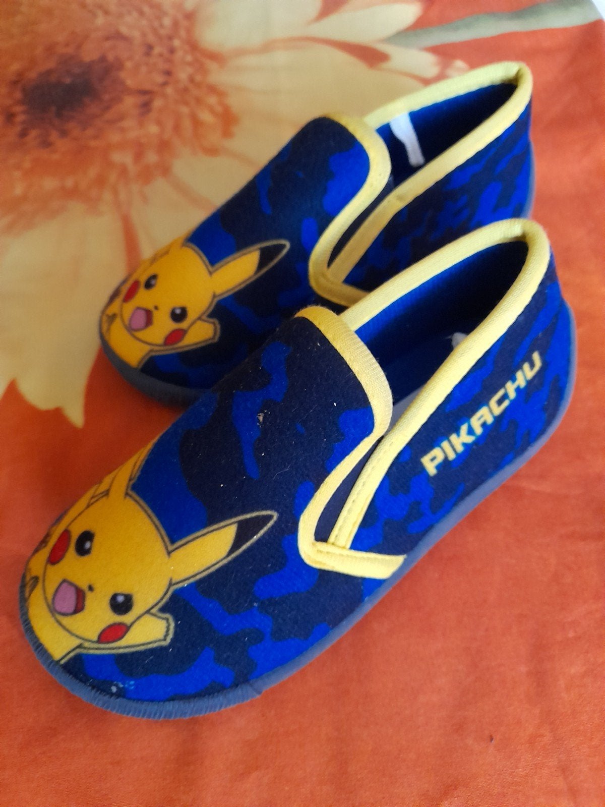 Pikachu pantoffels maat 29, Gebruikt, Jongen of Meisje, Schoenen, Ophalen of Verzenden