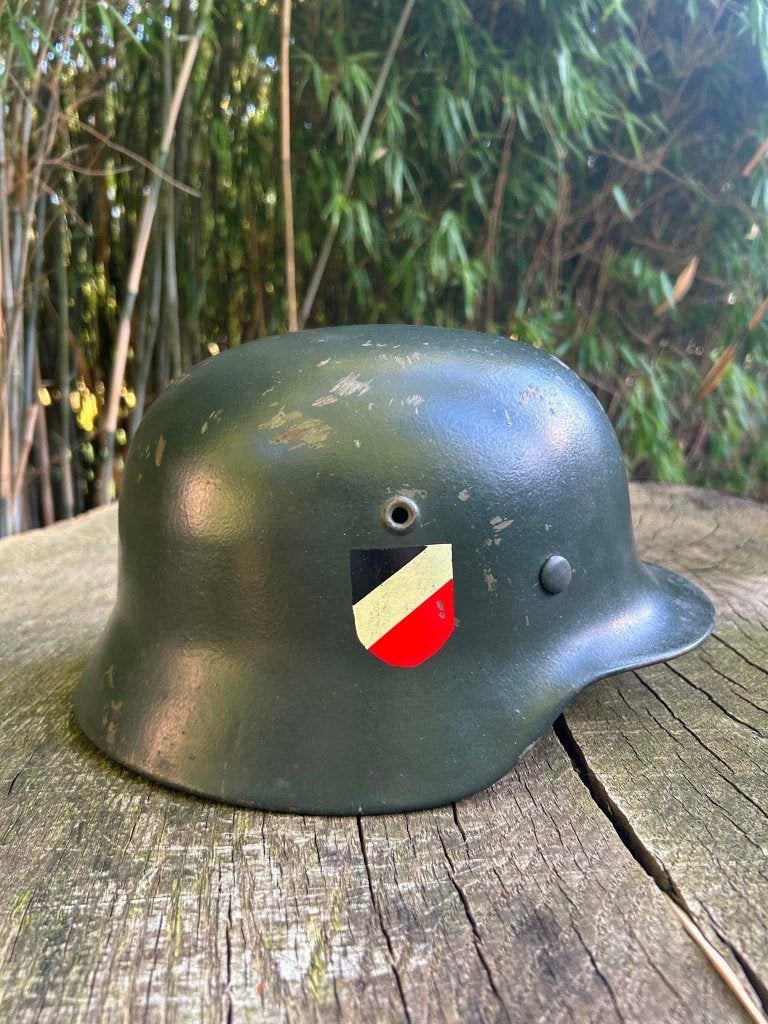 Duitse WO2 helm (verf verkocht als reproductie), Ophalen of Verzenden, Duitsland, Helm of Baret