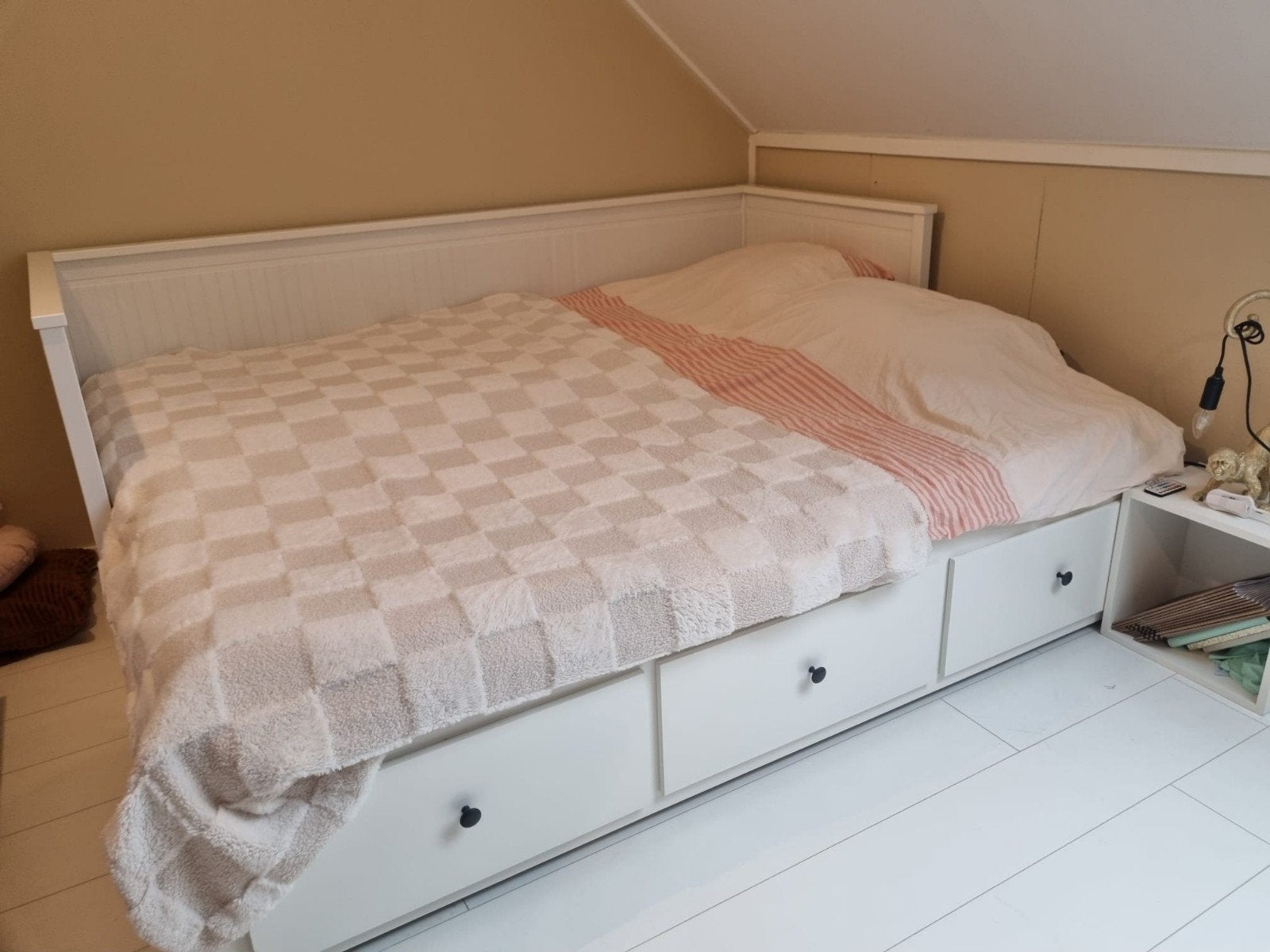 Z.G.A.N: Ikea Hemnes bedbank met 2 matrassen., Ophalen, Eenpersoons, Wit, Zo goed als nieuw