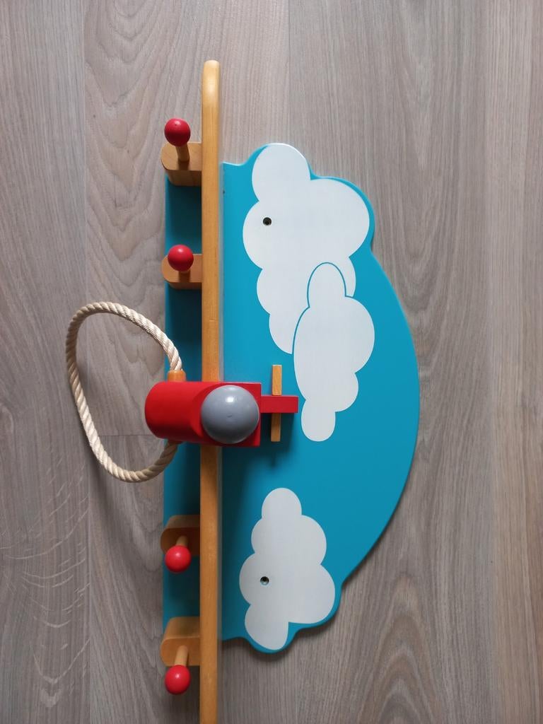 Houten kapstok met vliegtuig en wolken, Verzenden