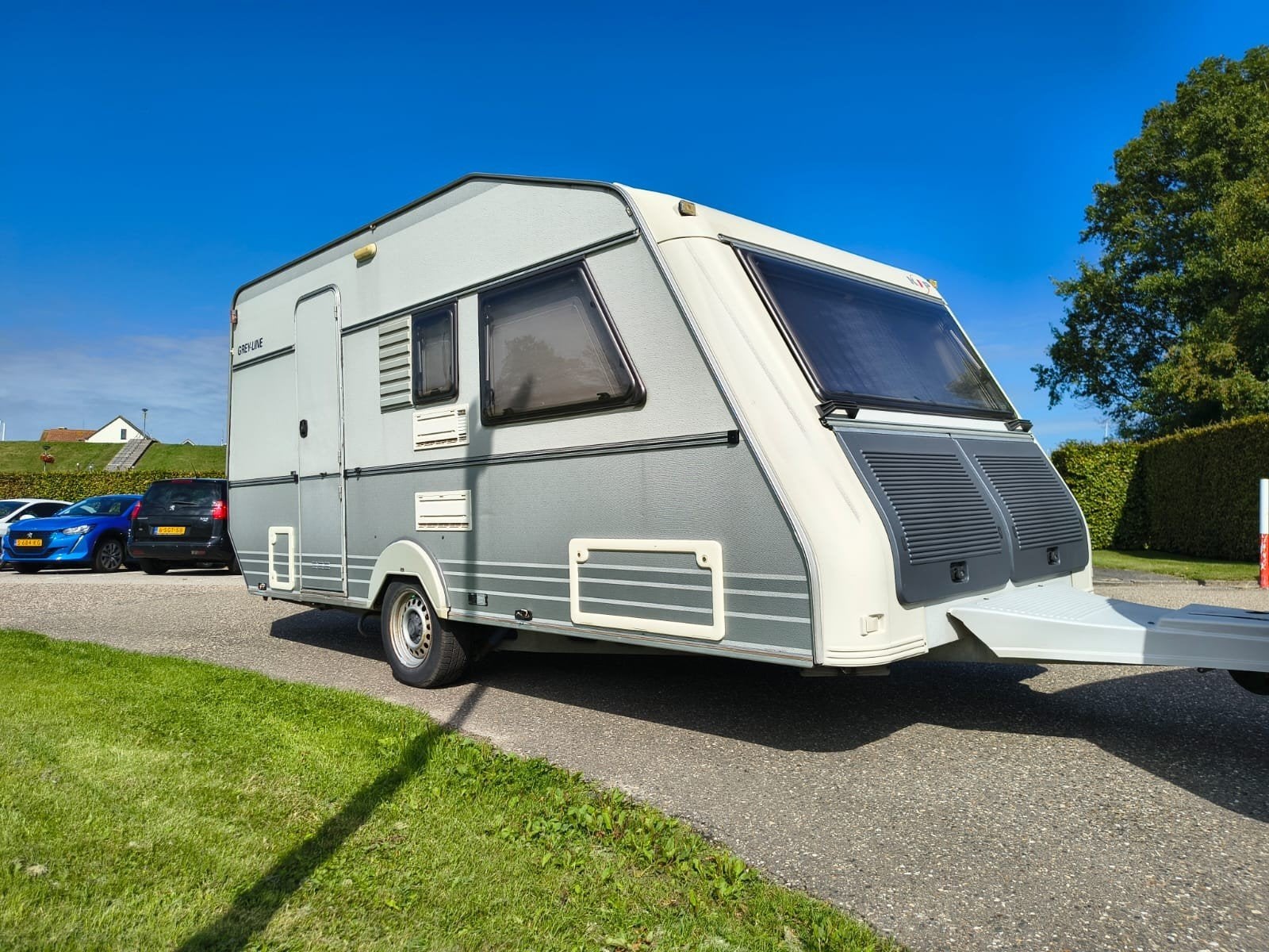 Kip Grey-Line Caravan met fietsenrek & comfortabele indeling, Caravans en Kamperen, Treinzit, Particulier, Luifel, Tot en met 4