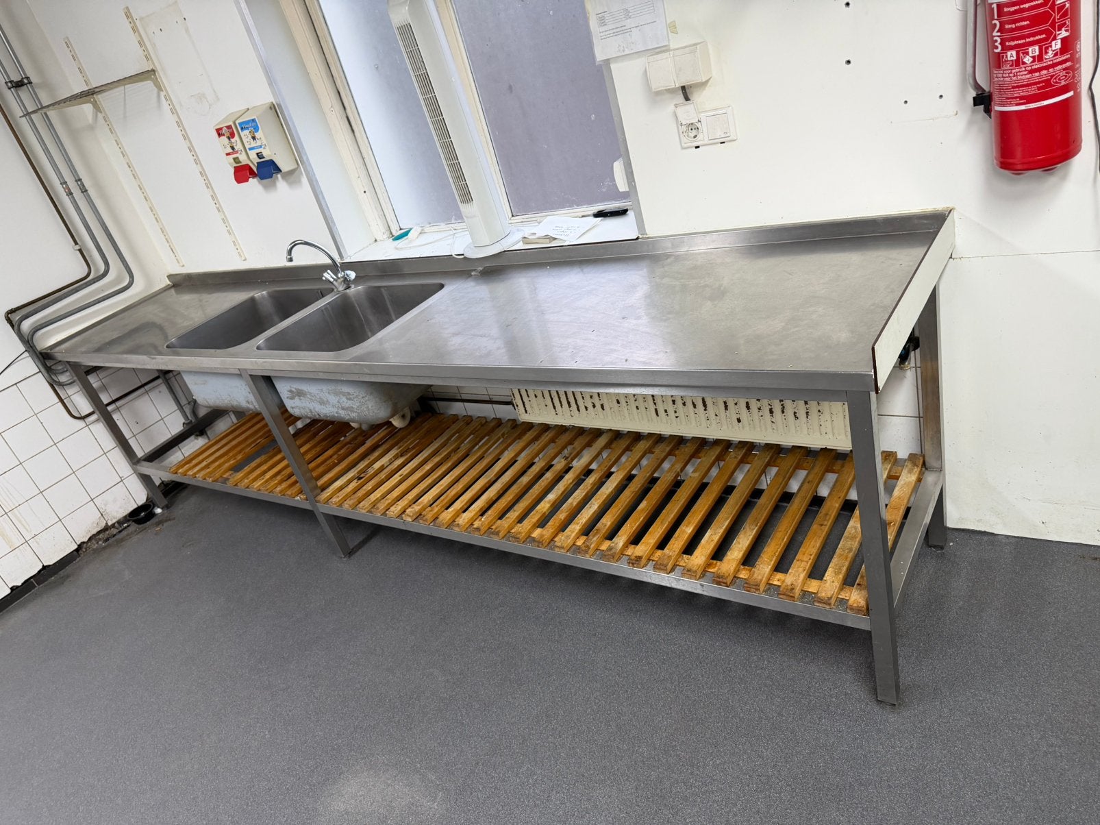 Grote RVS Horeca Spoeltafel met Dubbele Wasbak – 340 cm lang, Zakelijke goederen, Ophalen, Gebruikt, RVS Meubilair