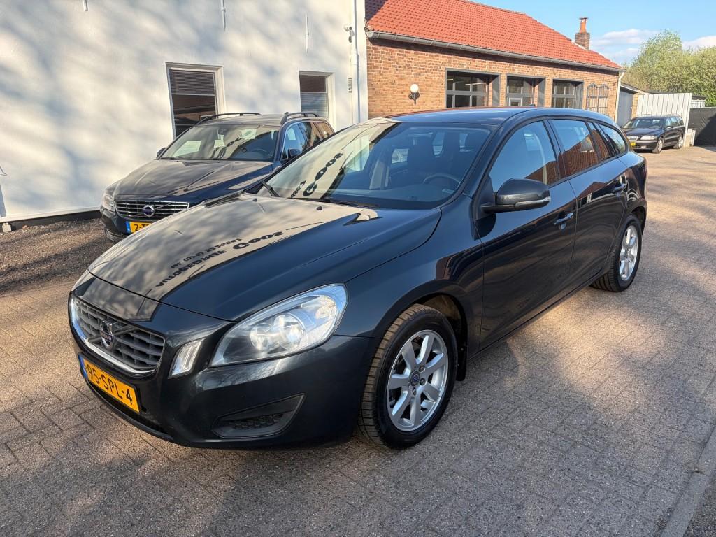 Volvo V60 T4 Momentum, Voorwielaandrijving, 15 km/l, Gebruikt, 4 cilinders