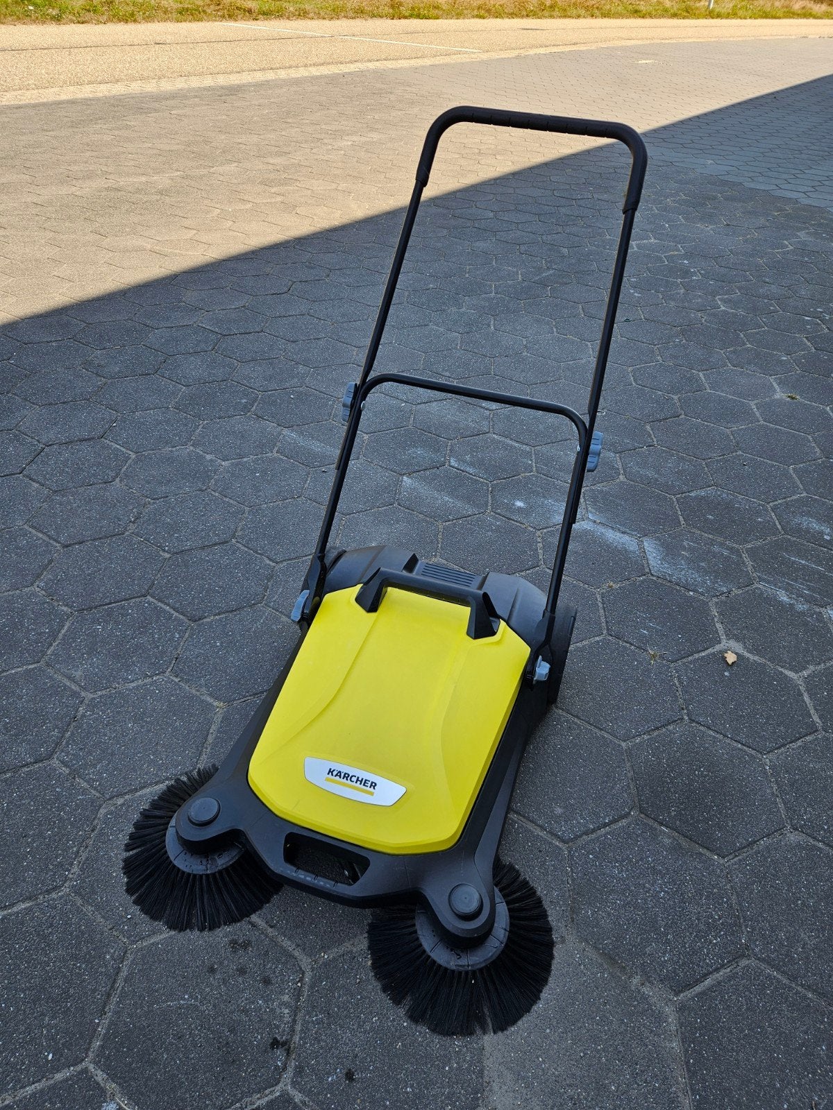 Kärcher S 4 Twin handveegmachine, Tuin en Terras, Veegmachines, Ophalen, Zo goed als nieuw, Kärcher