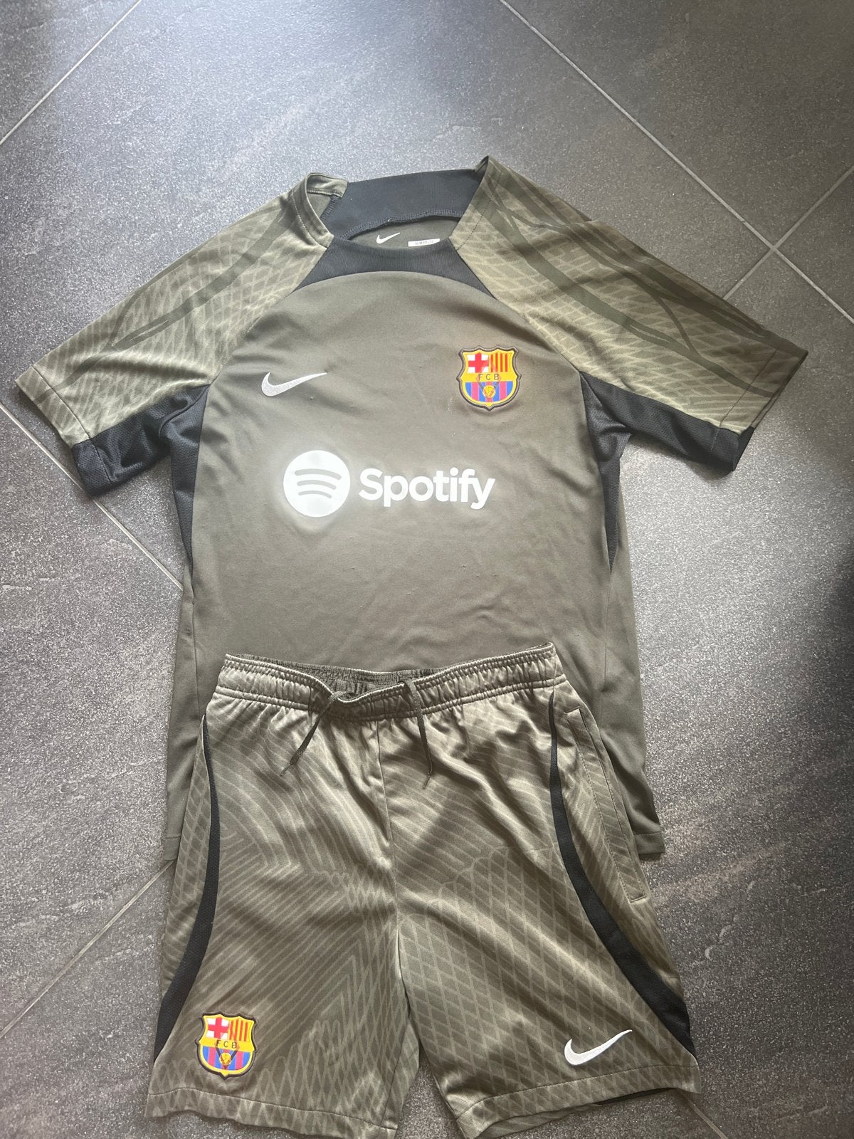 FC Barcelona Nike Trainingsset - Groen (Maat L/XL), Ophalen of Verzenden, Gebruikt, Jongen of Meisje, Sport- of Zwemkleding