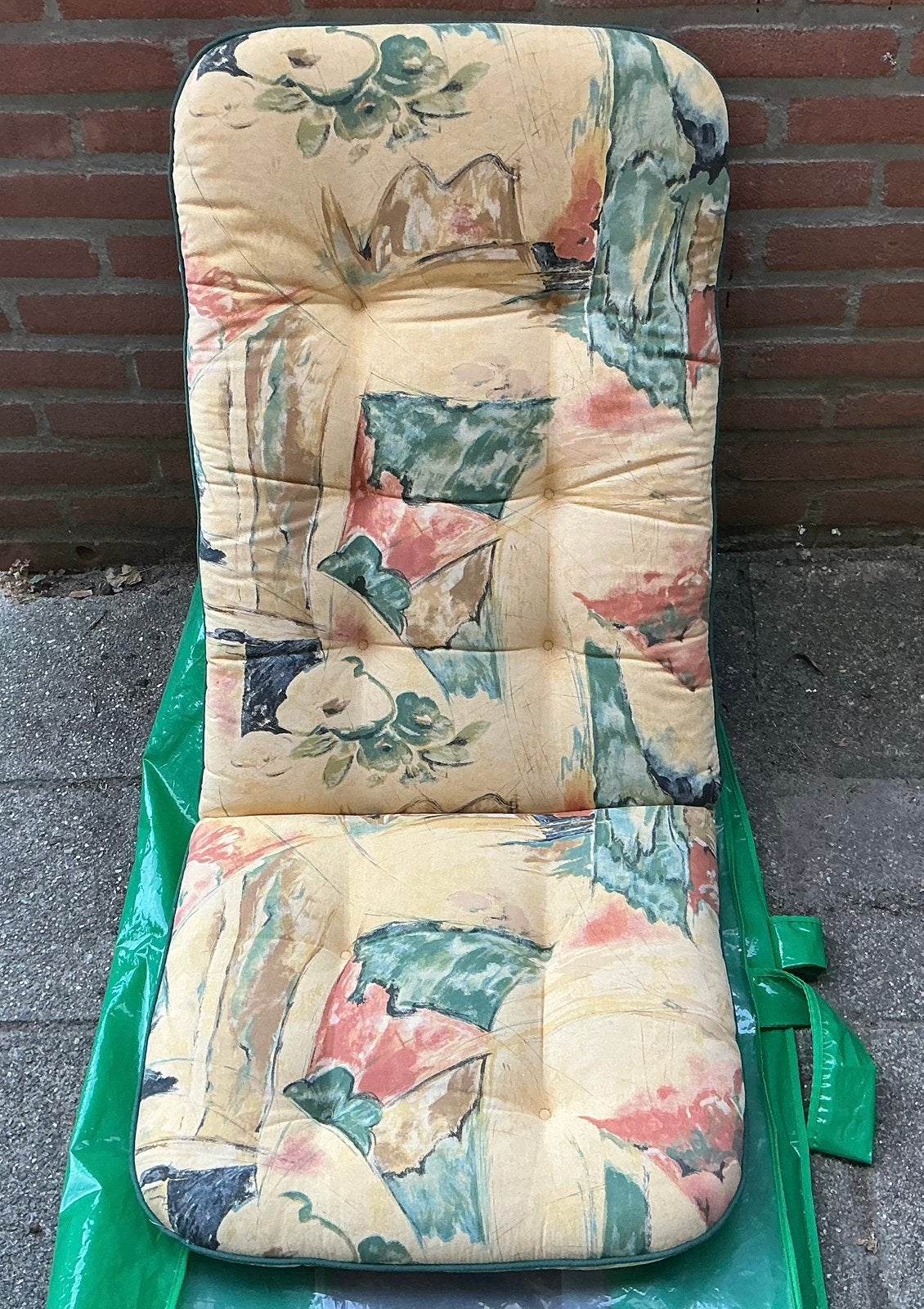 Twee vrolijke tuinstoelkussens hoge rug., Ophalen, Zo goed als nieuw