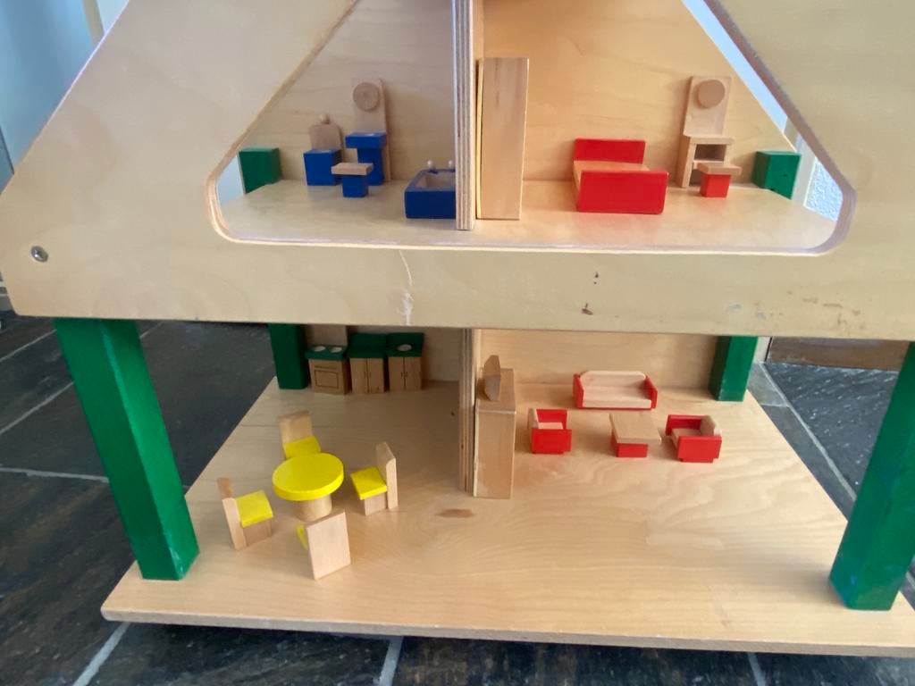 Houten poppenhuis met meubeltjes. Janbibejan. 55brx57hx35 d, Ophalen, Gebruikt, Poppenhuis