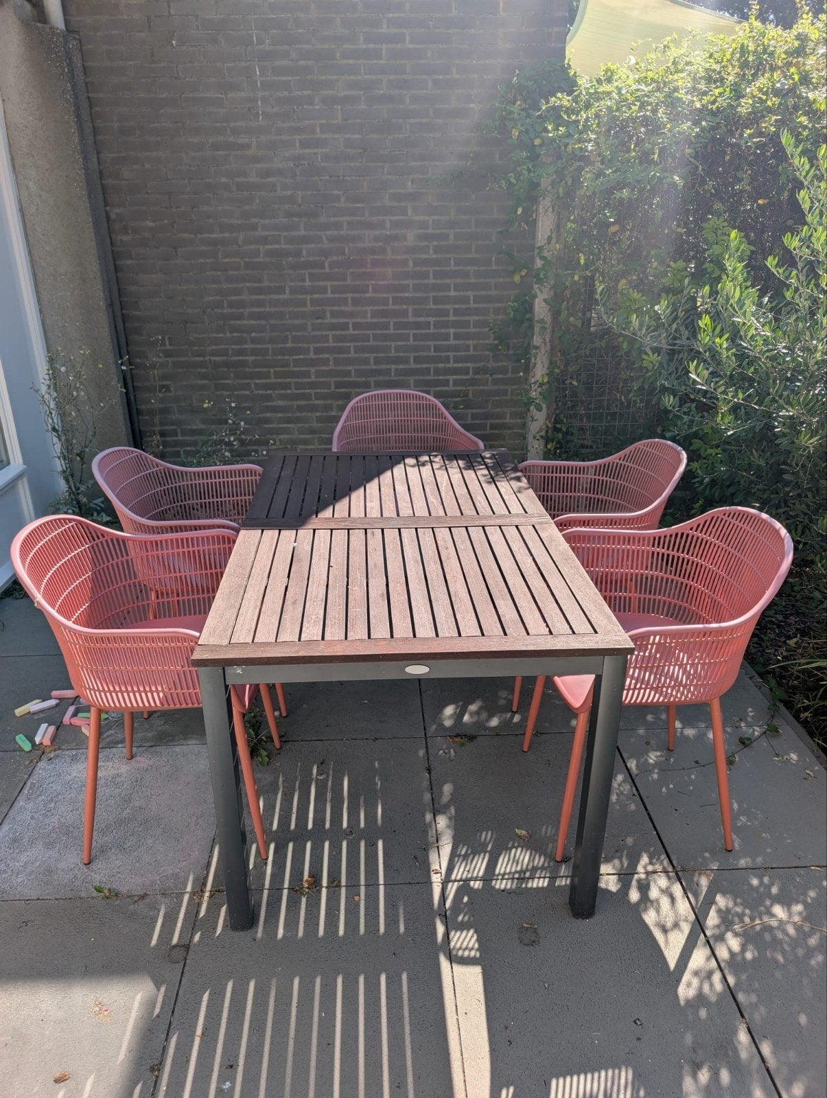 Tuinset met houten tafel en 4 roze stoelen, Ophalen, 4 zitplaatsen, Gebruikt, Tuinset