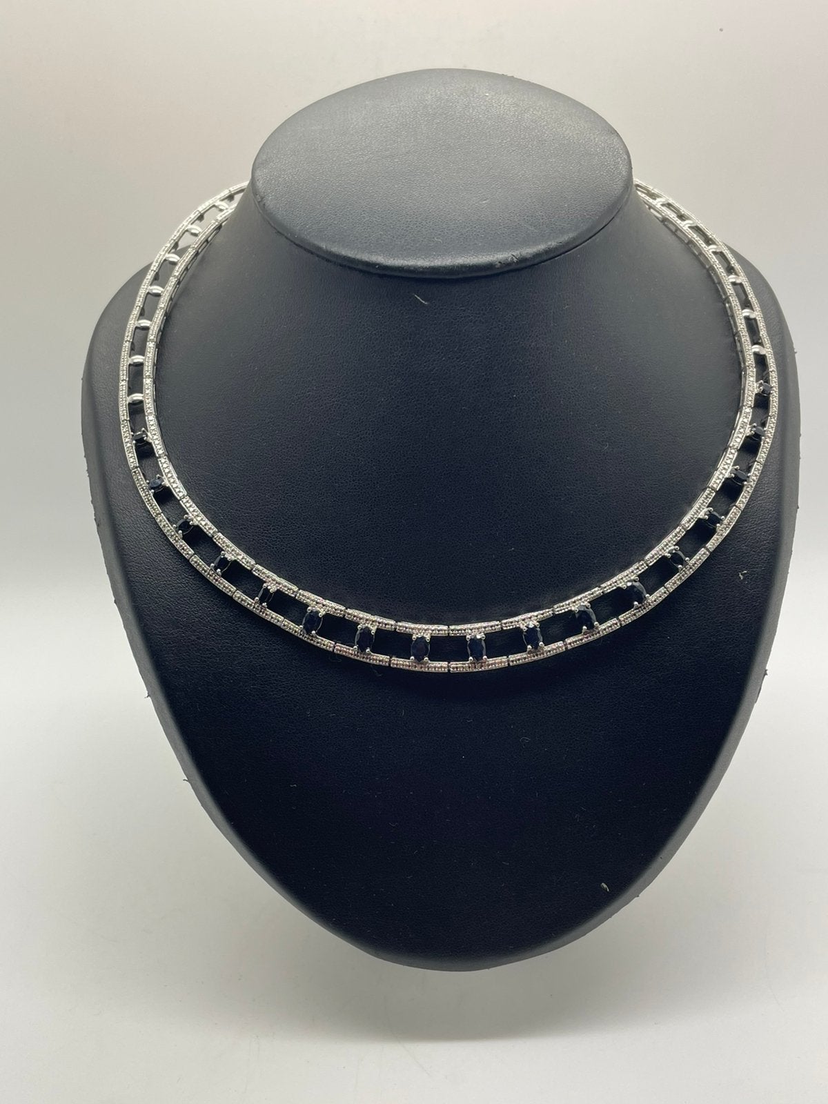 F101 Prachtig zilveren collier blauwe saffier, Ophalen of Verzenden, X, Met edelsteen, Zilver