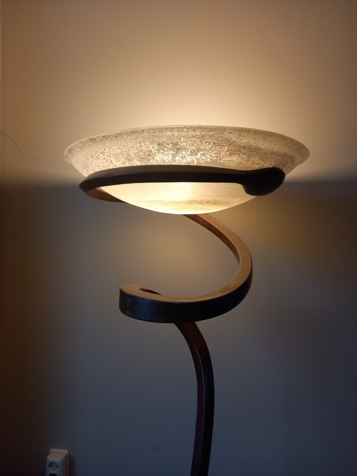Unieke Vloerlamp met Spiraalvormig Metaal en Glazen Kap, Ophalen, Gebruikt, E27 (groot), Glas