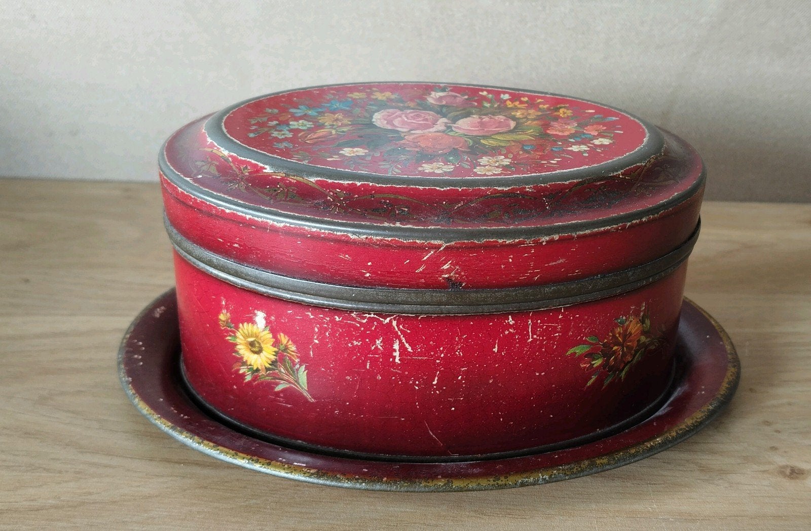 Vintage rood blik met bloemmotief en schaal, Verzamelen, Verzenden, Gebruikt, Overige