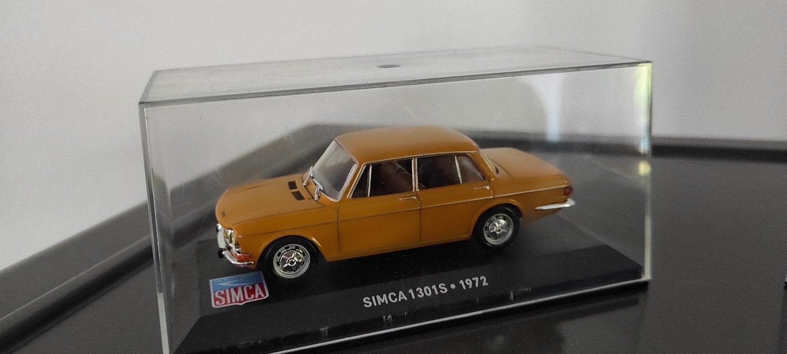 Simca 1301s oranje 1972 1:43 in vitrinedoosje, Ophalen of Verzenden, Zo goed als nieuw, Auto, Overige merken
