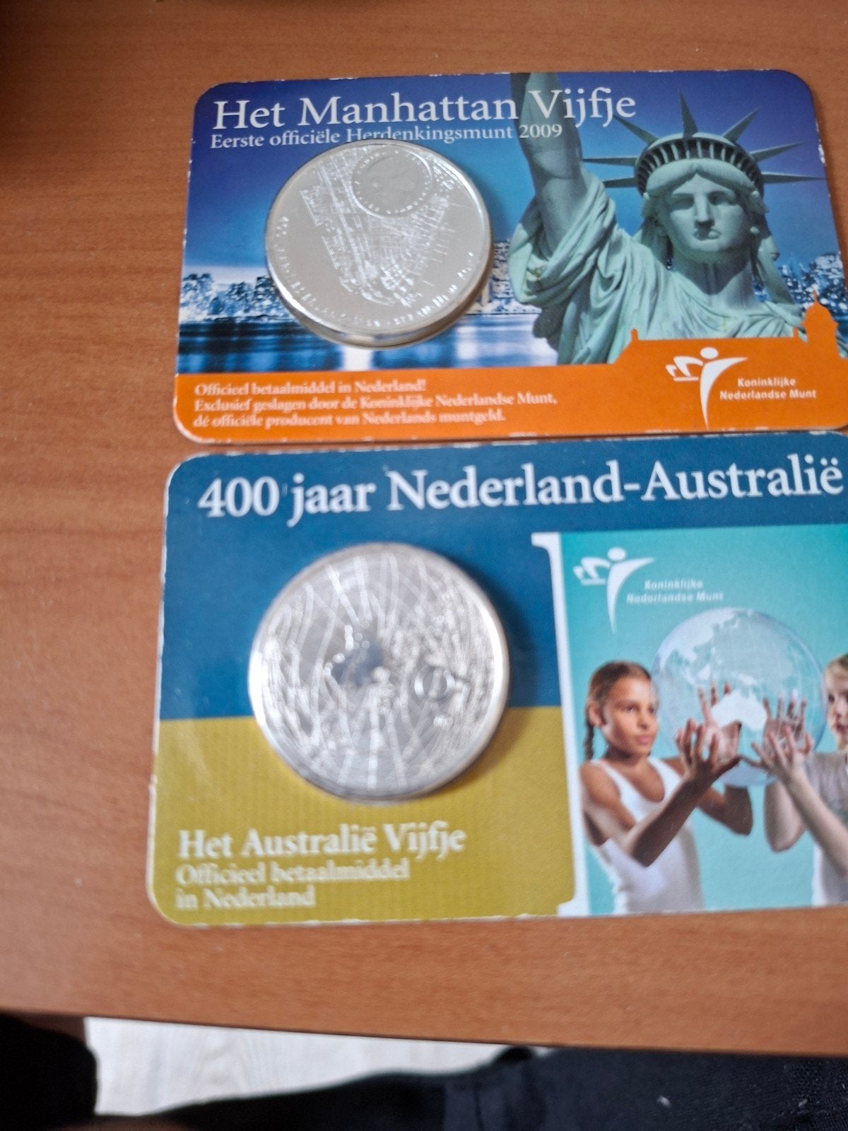 Manhattan en Australië Vijfje - Zilveren €5 munten, Postzegels en Munten, Munten | Nederland, Verzenden, Koningin Beatrix, Euro's