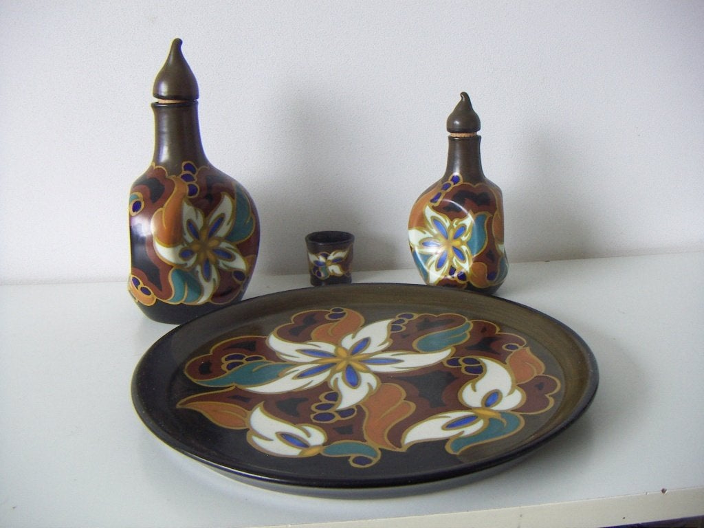 Zenith Gouda plateel keramiek karaffen op dienblad jr.ca1925, Antiek en Kunst, Antiek | Vazen, Ophalen of Verzenden
