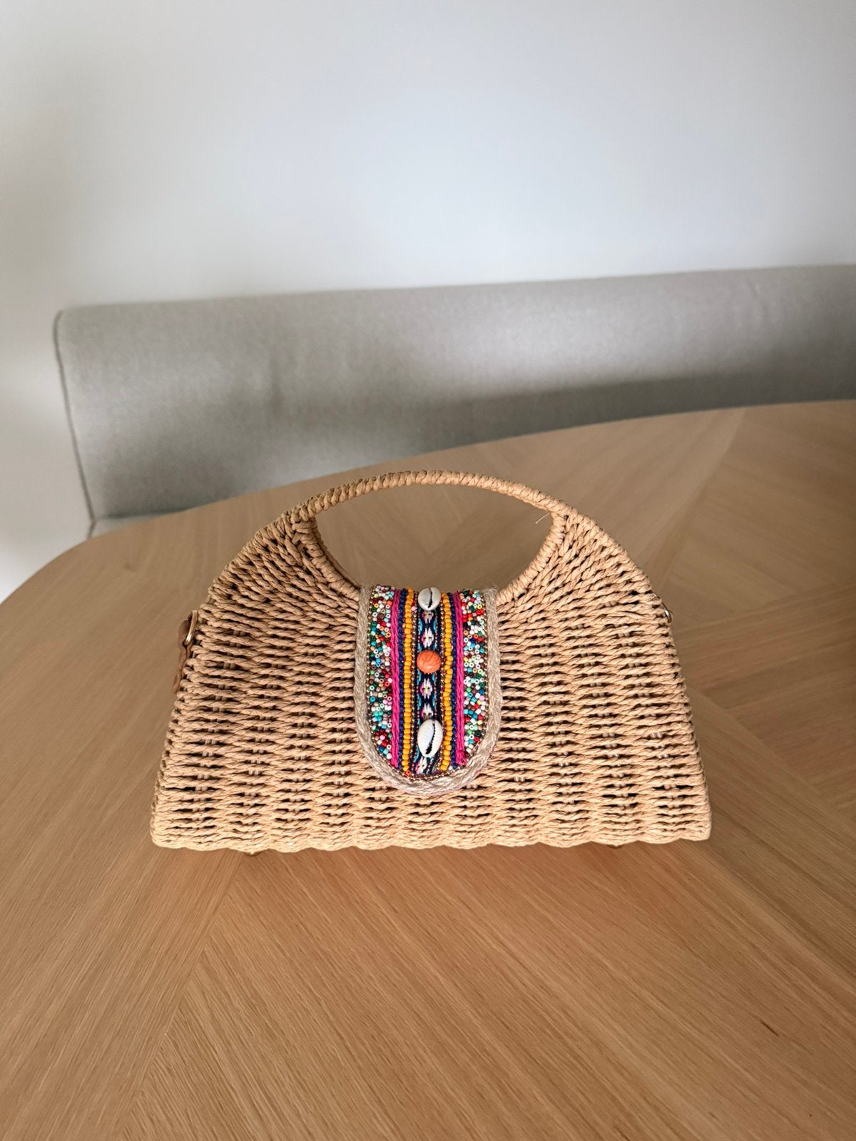 Handtas halfrond geweven, met kleurrijke sluiting. NIEUW!, Ophalen of Verzenden, Nieuw, Beige, Handtas