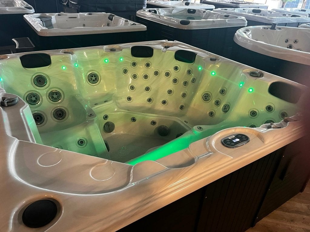 LUXE SPA/JACUZZI 6-PERS. - 2 LIGPLAATSEN - DIRECT LEVERBAAR!, Tuin en Terras, Ophalen, Zo goed als nieuw, Trap, Vast