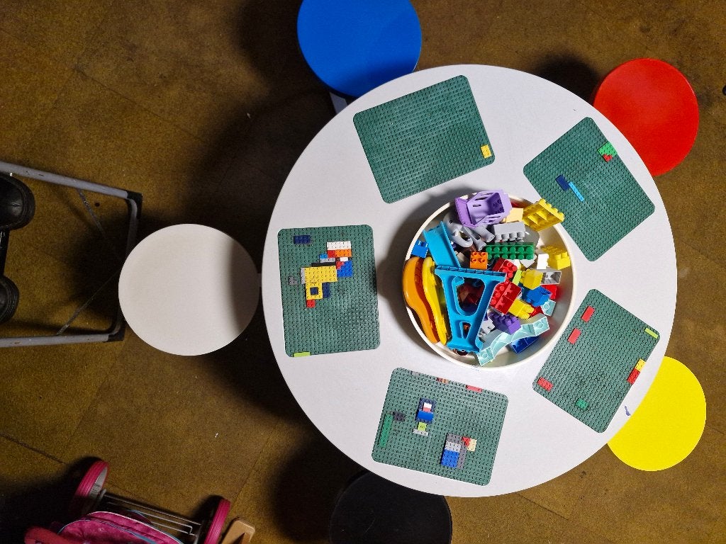 legotafel rond model met 5 gekleurde stoeltjes, Ophalen, Lego, Zo goed als nieuw, LEGOLAND