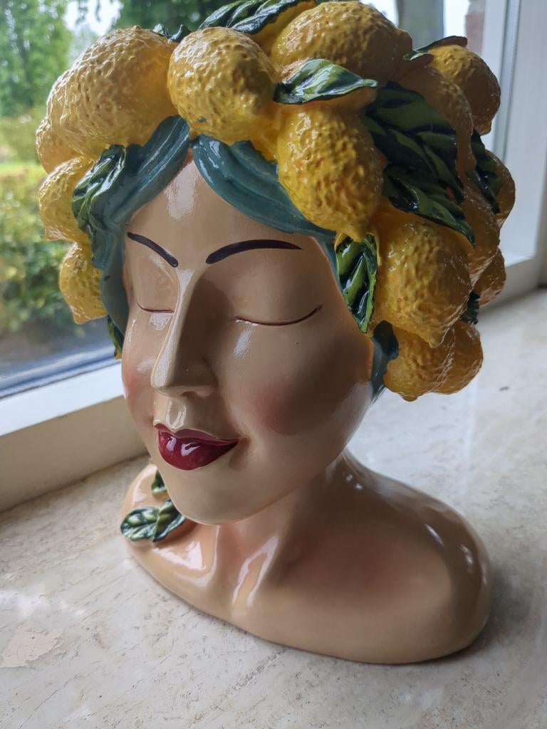 Decoratieve bloempot in de vorm van een hoofd met citroenen, Gebruikt, Geel, Aardewerk of Porselein, Ophalen of Verzenden