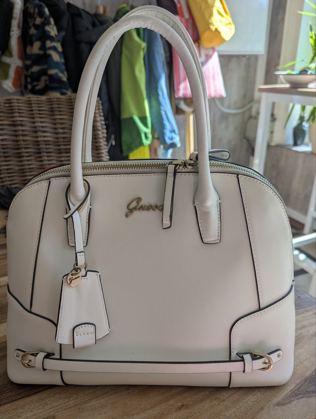 Guess Handtas Crème/Wit - Stijlvol en Ruim, Ophalen of Verzenden