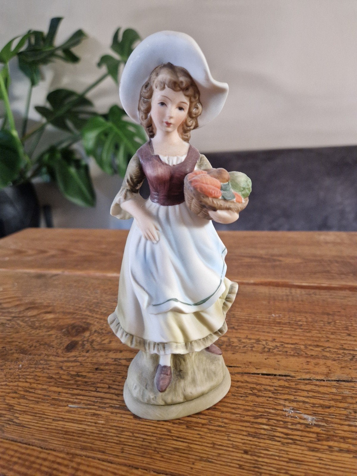 Beeldje Vintage Lefton Porcelain Girl With Fruit Basket, Antiek en Kunst, Antiek | Porselein, Ophalen of Verzenden